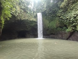 Air Terjun Tibumana, Desa Apuan, Bangli, Bali, Sabtu (15/11/2025). Saat itu air keruh karena musim hujan, sedangkan saat kemarau airnya bening kebiruan. Adapun, harga tiket masuk objek wisata tersebut untuk pelancong dalam negeri Rp 20 ribu dan turis asing Rp 25 ribu.