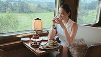 Alyssa Da Guisse menyasar pengalaman kuliner yang unik. Misalnya dengan menikmati sesi makan mewah tetapi di dalam kererta. Foto: Instagram/alghazali & Instagram/alyssadaguise