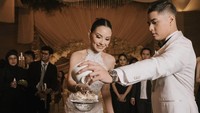 Kenangan manis kerap dibagikan pasutri baru ini melalui akun media sosial mereka. Termasuk ketika momen tabur gula pada resepsi pernikahannya. Foto: Instagram/alghazali & Instagram/alyssadaguise