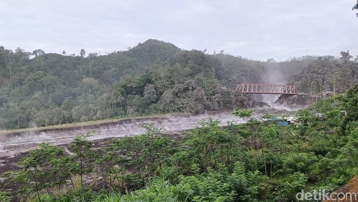 Aliran banjir lahar Semeru yang menyebabkan terjadinya letusan sekunder ditandai asap putih.