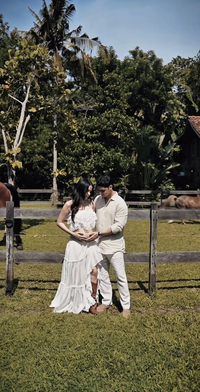 Kabar bahagia tersebut dibagikan Alyssa melalui video pemotretan maternity dengan konsep outdoor. Foto: Instagram/@alghazali7/@alyssadaguise