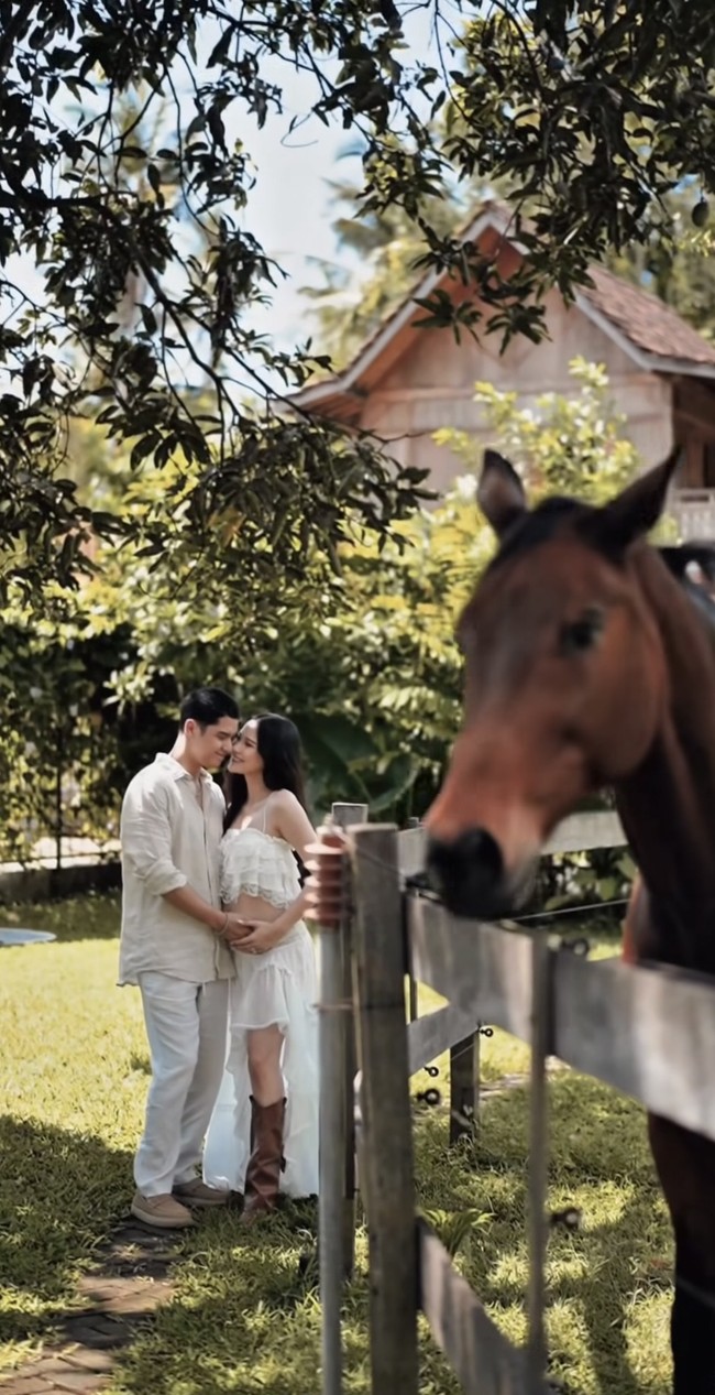 Alyssa tampil cantik kenakan atasan crop top model ruffle dengan bawahan rok panjang serasi berwarna putih. Penampilannya dilengkapi dengan sepatu boots coklat. Foto: Instagram/@alghazali7/@alyssadaguise