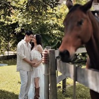 Alyssa tampil cantik kenakan atasan crop top model ruffle dengan bawahan rok panjang serasi berwarna putih. Penampilannya dilengkapi dengan sepatu boots coklat. Foto: Instagram/@alghazali7/@alyssadaguise