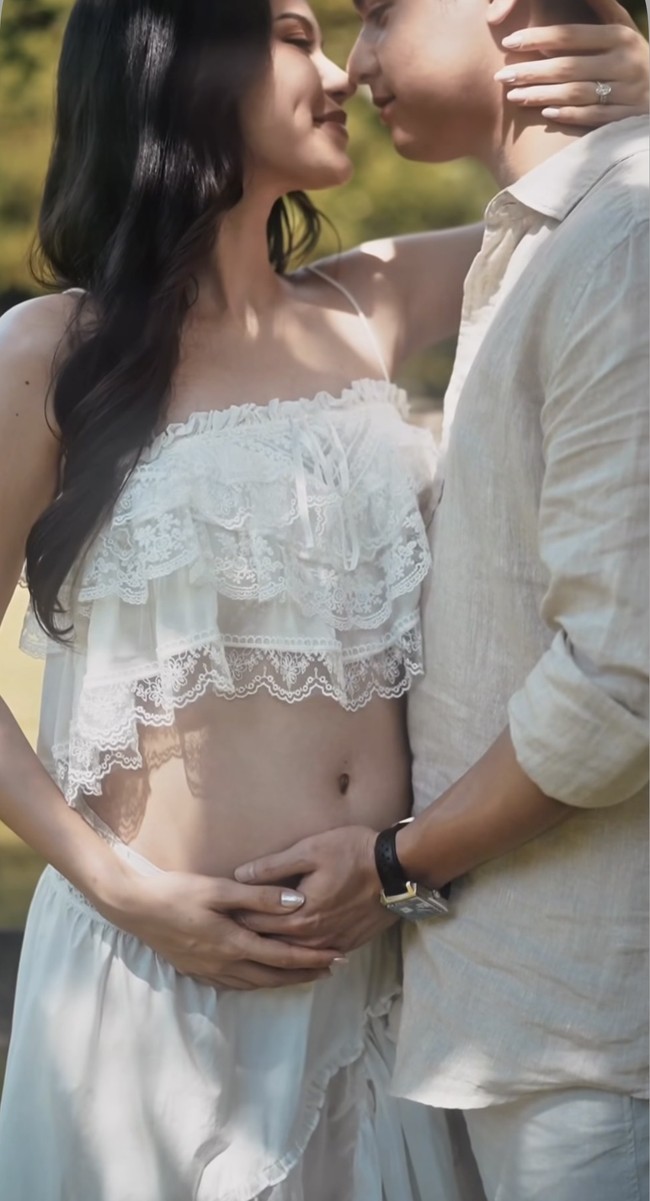 Busana yang dikenakan Alyssa membuat baby bump di perutnya jelas terlihat. Meski masih belum terlalu besar namun baby bumpnya itu sudah mulai terlihat. Foto: Instagram/@alghazali7/@alyssadaguise