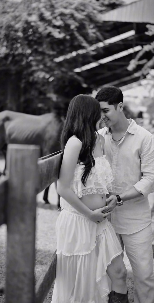 Berlatar peternakan, Al dan Alyssa memamerkan pose mesra mereka. Tampak jelas keduanya sudah tak sabar menjadi orangtua baru. Foto: Instagram/@alghazali7/@alyssadaguise