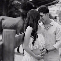 Berlatar peternakan, Al dan Alyssa memamerkan pose mesra mereka. Tampak jelas keduanya sudah tak sabar menjadi orangtua baru. Foto: Instagram/@alghazali7/@alyssadaguise