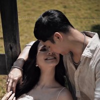 Tampil serasi, Al kenakan busana bernuansa coklat. Ia memadukan kemeja lengan panjang yang dilipat dengan celana panjang dan sepasang sepatu coklat. Foto: Instagram/@alghazali7/@alyssadaguise