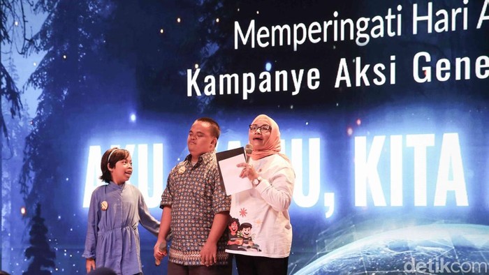 Menteri Pemberdayaan Perempuan dan Perlindungan Anak Arifah Fauzi menyapa anak - anak saat acara Save The Childern di Taman Ismail Marzuki, Jakarta, Sabtu (22/11/2025).