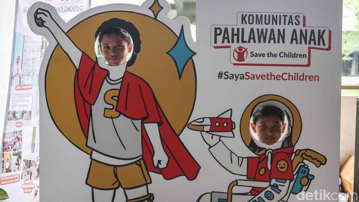 Menteri Pemberdayaan Perempuan dan Perlindungan Anak Arifah Fauzi menyapa anak - anak saat acara Save The Childern di Taman Ismail Marzuki, Jakarta, Sabtu (22/11/2025).