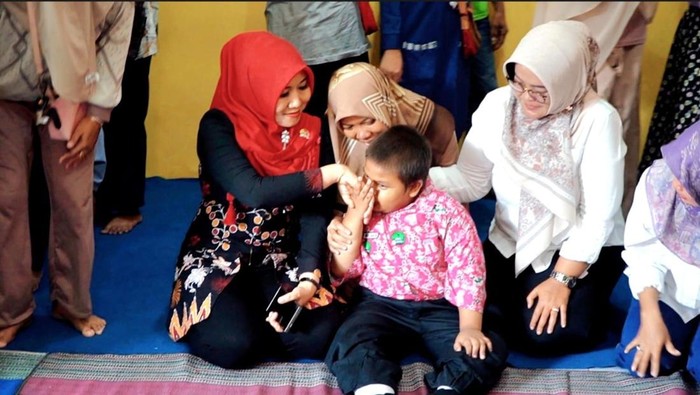 Anggota DPD RI Lia Istifhama (kiri) bersama siswa inklusi