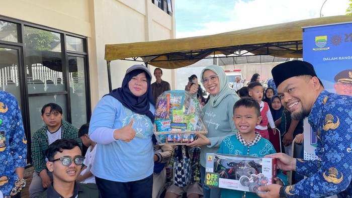 Anggota Komisi II DPRD Kota Bandung Indri Rindani, membuka acara khitanan massal Pemkot Bandung, Ngadoor