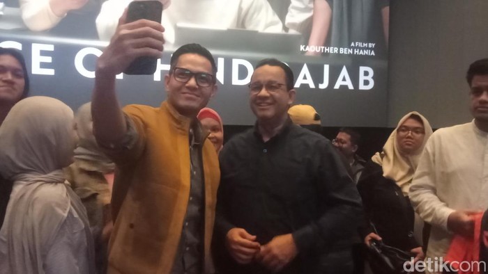 Anies Baswedan dan Dude Harlino saat nonton The Voice of Hind Rajab.