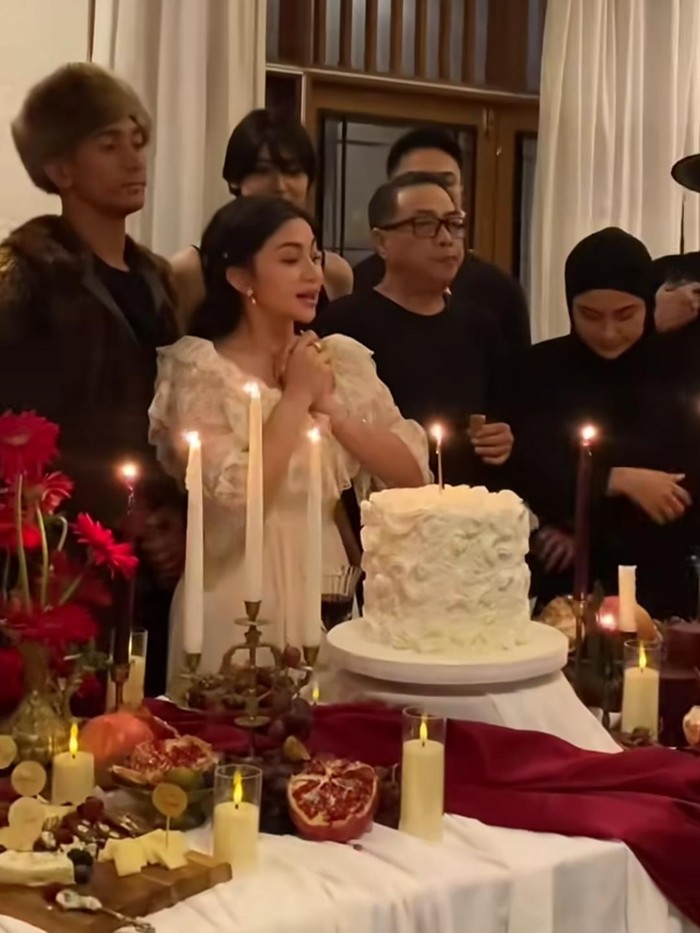 Ariel Tatum rayakan ulang tahun ke-29.