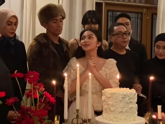 Ariel Tatum rayakan ulang tahun ke-29.