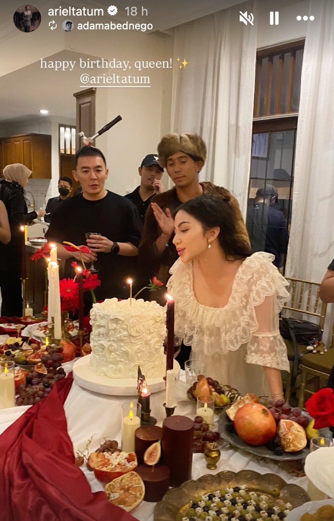 Ariel Tatum tampil cantik kenakan gaun putih gading dengan detail lace dan siluet vintage. Rambut panjangnya tertata rapi ke belakang, dibiarkan terurai dan diikat setengah. Foto: Instagram/@arieltatum