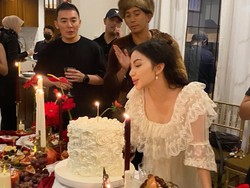 7 Foto Ultah ke-29 Ariel Tatum Bertema Vintage & Gothic, Dihadiri Camer