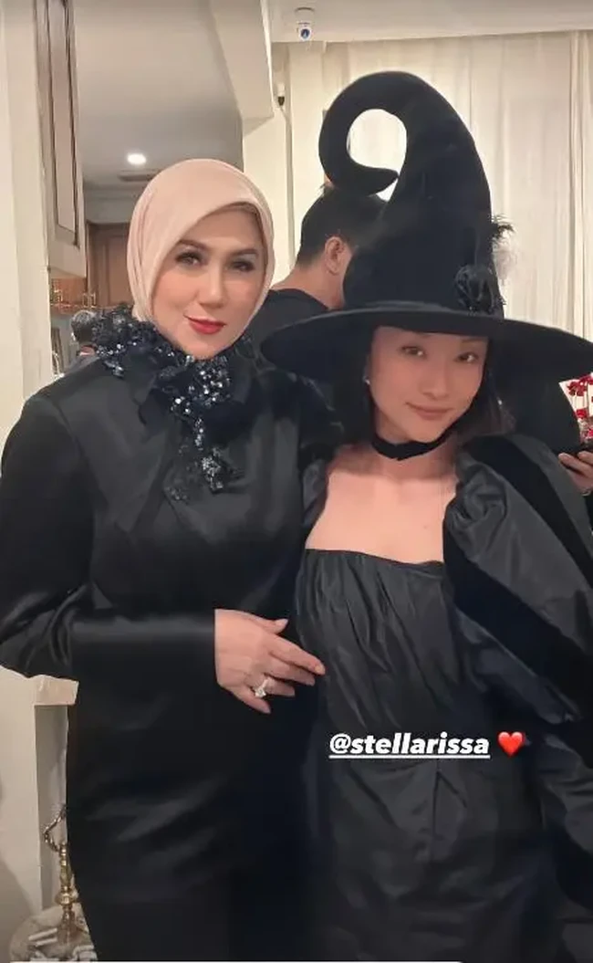 Tak ketinggalan, calon mertua Ariel, ibunda Daffa Wardhana, Marini Zumarnis juga terlihat hadir. Marini memilih mengenakan dress panjang hitam dipadukan dengan hijab nude. Foto: Instagram/@arieltatum