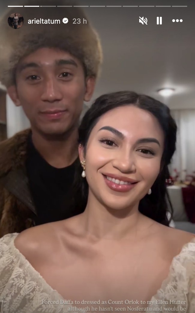 Yang tak kalah jadi sorotan ialah kebersamaan Ariel dan kekasihnya, Daffa Wardhana. Daffa terlihat hadir mengenakan jaket dan topi bulu berwarna coklat. Foto: Instagram/@arieltatum