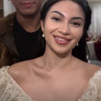 Yang tak kalah jadi sorotan ialah kebersamaan Ariel dan kekasihnya, Daffa Wardhana. Daffa terlihat hadir mengenakan jaket dan topi bulu berwarna coklat. Foto: Instagram/@arieltatum