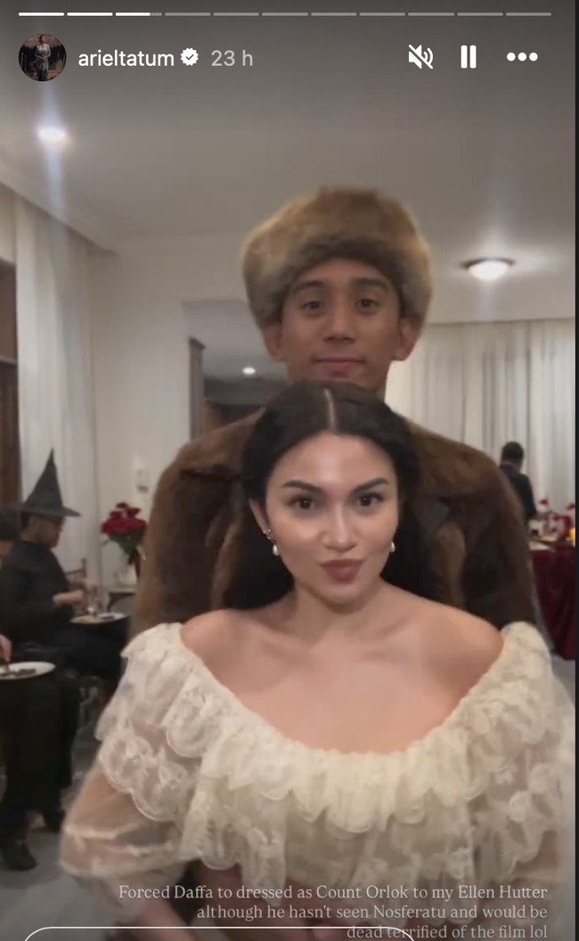 Ariel dan Daffa juga memamerkan momen mesra mereka kala menari di depan kamera. Daffa terlihat memeluk Ariel dari belakang. Foto: Instagram/@arieltatum