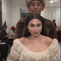 Ariel dan Daffa juga memamerkan momen mesra mereka kala menari di depan kamera. Daffa terlihat memeluk Ariel dari belakang. Foto: Instagram/@arieltatum
