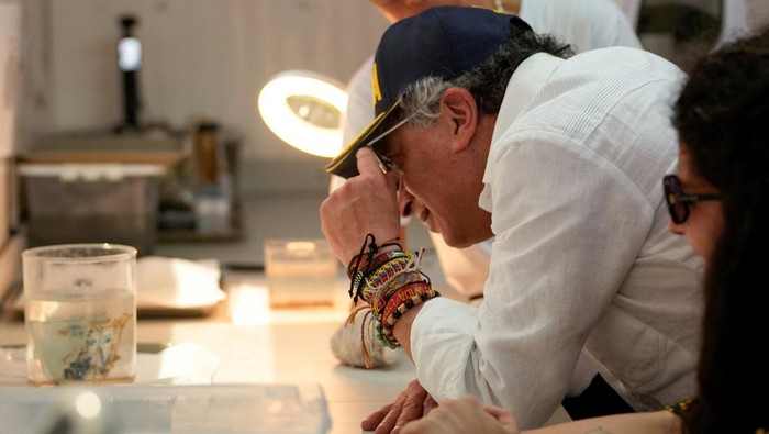 Colombian President Gustavo Petro oversees the recovery of a bronze cannon from the wreck of the San Jose galleon during an extraction operation off the coast of Cartagena, Colombia, November 20, 2025. Colombian Presidency/Handout via REUTERS THIS IMAGE HAS BEEN SUPPLIED BY A THIRD PARTY. MANDATORY CREDIT