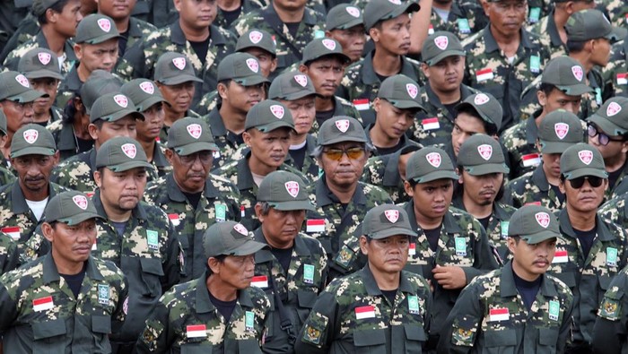 Sejumlah kader Dewan Komando Pusat (DKP) dan Dewan Komando Wilayah (DKW) Panji Bangsa Partai Kebangkitan Bangsa (PKB) mengikuti pelantikan di Depok, Jawa Barat, Sabtu (22/11/2025). Partai Kebangkitan Bangsa (PKB) membentuk badan otonom (Banom) baru yaitu Panji Bangsa yang pelantikannya diikuti sekitar 2.000 kader dari Jakarta, Banten dan Jawa Barat dengan tujuan mencetak kader militan dalam menghadapi masalah kemasyarakatan, kebencanaan serta persiapan Pemilu 2029. ANTARA FOTO/Yulius Satria Wijaya/rwa.