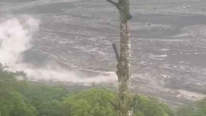 Banjir lahar Semeru hingga di kawasan Gladak Perak, Lumajang.