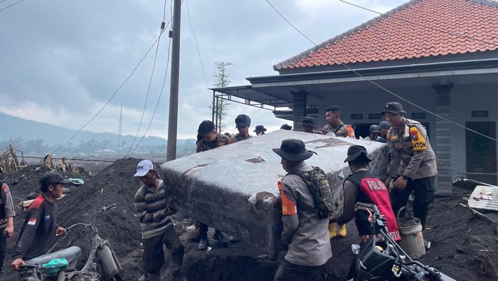 Brimob Polda Jatim gelar operasi kemanusiaan bantu korban erupsi gunung Semeru