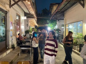Keliling Song Wat Road Thailand, Bisa Hunting Foto Instagramable-Vinyl