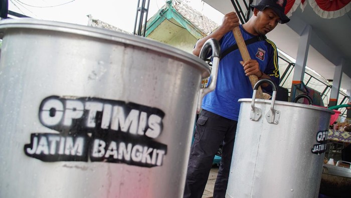 Relawan menyiapkan makanan untuk pengungsi di posko dapur umum, Lumajang, Jawa Timur, Sabtu (22/11/2025). Pemerintah Kabupaten Lumajang menyiapkan dua dapur umum untuk menyediakan berbagai makanan siap saji kepada 645 pengungsi sejak Rabu (19/11). ANTARA FOTO/Irfan Sumanjaya/YU