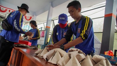 Dapur Umum Lumajang Siapkan Ratusan Porsi Makanan untuk Pengungsi Erupsi Semeru