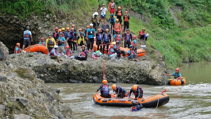 Sejumlah peserta mengikuti  lomba rescue saat Arung Progo Festival 2025 di Sungai Progo Banjaroyo, Kalibawang, Kulon Progo, Di Yogyakarta, Jumat (21/11/2025). Arung Progo Festival 2025 memperlombakan kategori karet R4, kayak, river boarding dan lomba rescue yang diikuti oleh kontingen dari provinsi Jawa Barat, Banten, Jawa Timur, Jawa Tengah dan Di Yogyakarta sebagai salah satu promosi sport tourism di kawasan yang berdekatan dengan wisata Borobudur tersebut. ANTARA FOTO/Anis Efizudin/nz