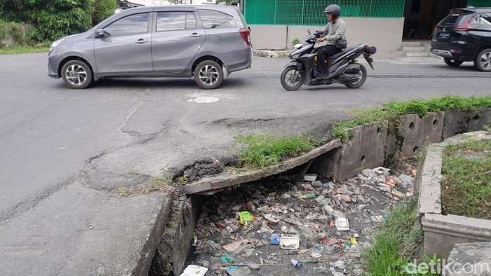 Drainase dipenuhi sampah plastik di Jalan Merbau, Kelurahan Petisah Tengah, Kecamatan Medan Petisah. (Rechtin Hani Ritonga/detikSumut)