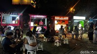 Kedai-kedai di Embung Langensari mulai buka saat sore hingga malam hari. Pengunjung bisa puas berwisata kuliner, ada berbagai macam jenis makanan yang dijual. Mulai dari burger, kopi, sampai street food viral. Harganya juga masih terbilang ramah di kantong. (Bonauli/detikcom)