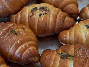 Video Salt Bread Fleur di Melawai: Sekali Gigit Auto Repeat!