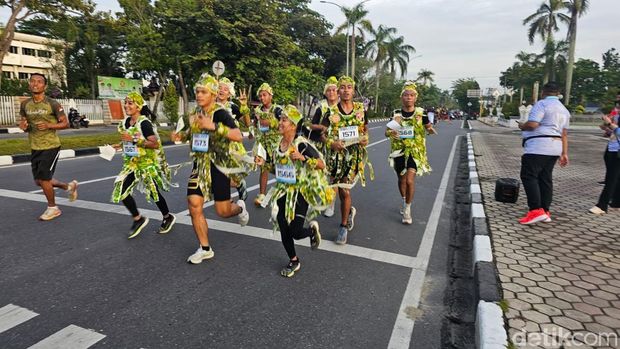 'Gajah' hingga 'Shaun The Sheep' ikut memeriahkan Brimob Run 2025 Polda Riau. Event ini dibuka oleh Kapolda Riau Irjen Herry Heryawan, Sabtu (22/11/2025).