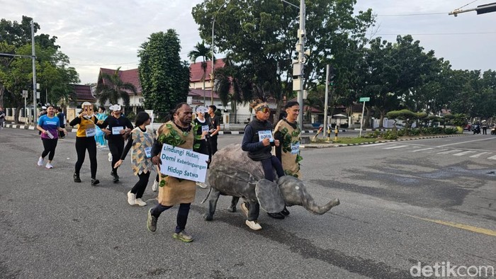 Gajah hingga Shaun The Sheep ikut memeriahkan Brimob Run 2025 Polda Riau. Event ini dibuka oleh Kapolda Riau Irjen Herry Heryawan, Sabtu (22/11/2025).