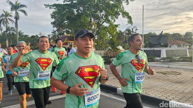 'Gajah' hingga 'Shaun The Sheep' ikut memeriahkan Brimob Run 2025 Polda Riau. Event ini dibuka oleh Kapolda Riau Irjen Herry Heryawan, Sabtu (22/11/2025).
