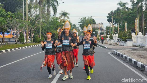 'Gajah' hingga 'Shaun The Sheep' ikut memeriahkan Brimob Run 2025 Polda Riau. Event ini dibuka oleh Kapolda Riau Irjen Herry Heryawan, Sabtu (22/11/2025).