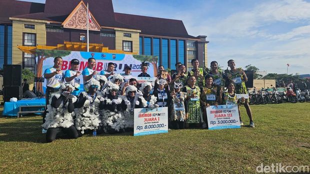 'Gajah' hingga 'Shaun The Sheep' ikut memeriahkan Brimob Run 2025 Polda Riau. Event ini dibuka oleh Kapolda Riau Irjen Herry Heryawan, Sabtu (22/11/2025).