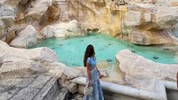 Selagi di Italia, Fatima menyempatkan diri untuk liburan ke Fontana de Trevi yang ikonik.  (Instagram)