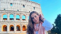 Tetap cantik meski tampil natural, ini gaya liburan Fatima di Roma, Italia. Ia pergi bersama teman-temannya. (Instagram)