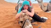 Punya jiwa petualangan, Fatima naik unta di Gurun Sahara. Ia tampak menikmati dan memeluk seekor unta. (Instagram)