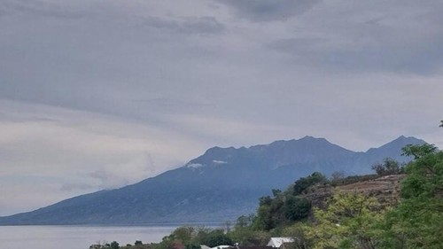 Gunung Sangeang Api yang berada di Desa Sangiang, Kecamatan Wera, Kabupaten Bima, Nusa Tenggara Barat, (NTB). (Dok. Pos PGA Sangeang Api).