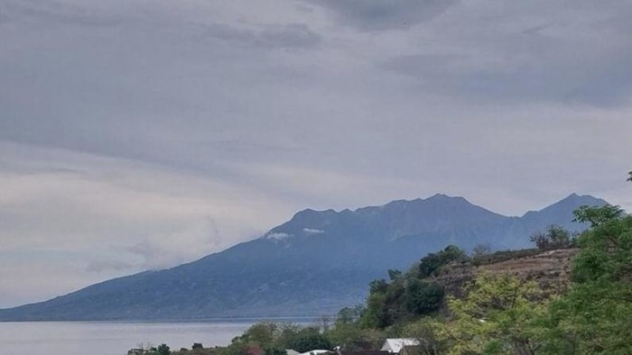 Gunung Sangeang Api yang berada di Desa Sangiang, Kecamatan Wera, Kabupaten Bima, Nusa Tenggara Barat, (NTB). (Dok. Pos PGA Sangeang Api).