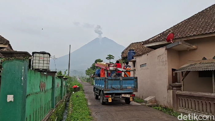 Gunung Semeru yang memasuki fase erupsi berkelanjutan. Aktivitasnya masih tinggi.