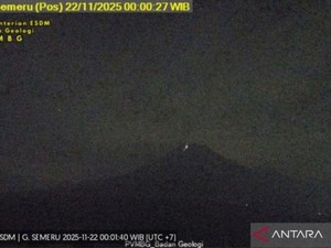 Berstatus Awas, Gunung Semeru Embuskan Asap Setinggi 1.000 Meter
