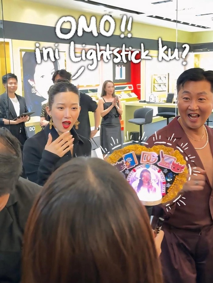 Irene Suwandi dan lightstick.