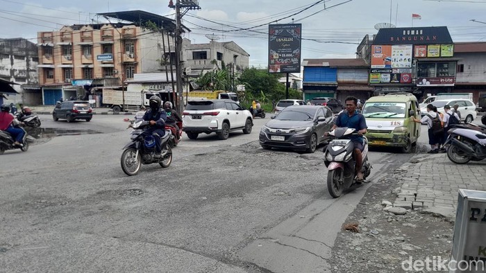 Jalan rusak di Kawasan Simpang Kantor, yakni di persimpangan Jalan Titi Pahlawan dan Jalan KL Yos Sudarso, Kecamatan Medan Labuhan, Kota Medan. (Rechtin Hani Ritonga/detikSumut)
